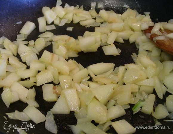 Растапливаем масло и обжариваем лук минут 5, затем добавляем грушу. Немного оставляем для подачи. Готовим несколько минут.
