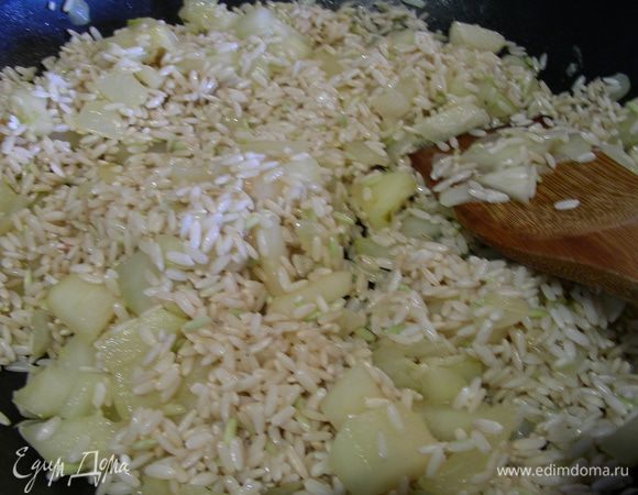 Затем добавляем рис, готовим его до прозрачного цвета. Вливаем половник шампанского и выпариваем его. Затем половник бульона. И так продолжаем до готовности риса, минут 20, чередуя шампанское и бульон.
