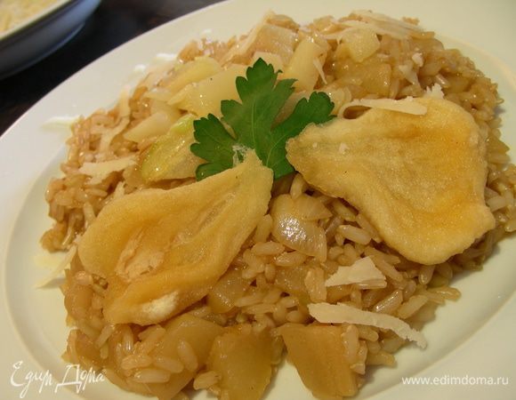 Перед подачей добавляем пармезан, можно немного оставить, чтобы присыпать ризотто на тарелке. Можно украсить его кусочками сушеной груши и кусочками карамелизированной груши. Приятного аппетита)