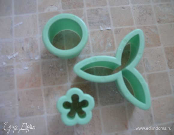 Вырубки. В принципе трехлистник можно сделать и маникюрными ножницами. Вырезать отдельно каждый лепесток. 3 штуки на 1 цветок. И маленький пятилистный цветок тоже. Хотя это самые распространенные вырубки. Их можно купить. Не покупать специальные дорогие наборы для орхидей. 