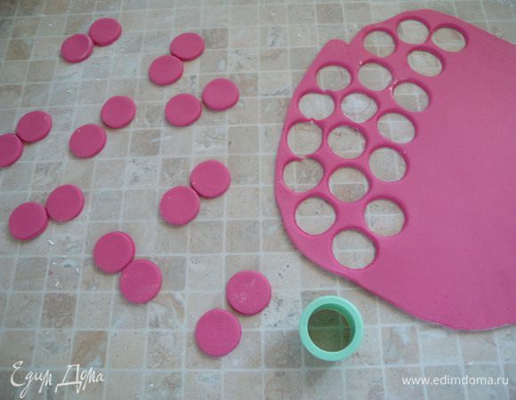 Итак. Раскатаем мастику. Толщиной около 3 мм. Вырезаем кружечки. Можно маленькой стопочкой. На один цветок - 2 штуки.
