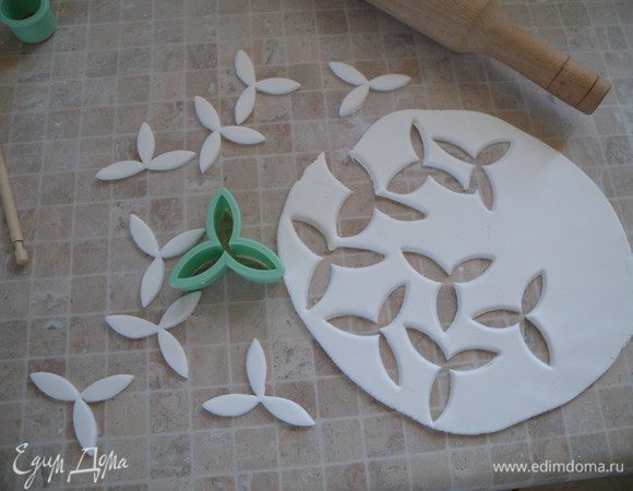 Далее трехлистник (каждый можно отдельно вырезать а потом склеить, если нет такой выручки...