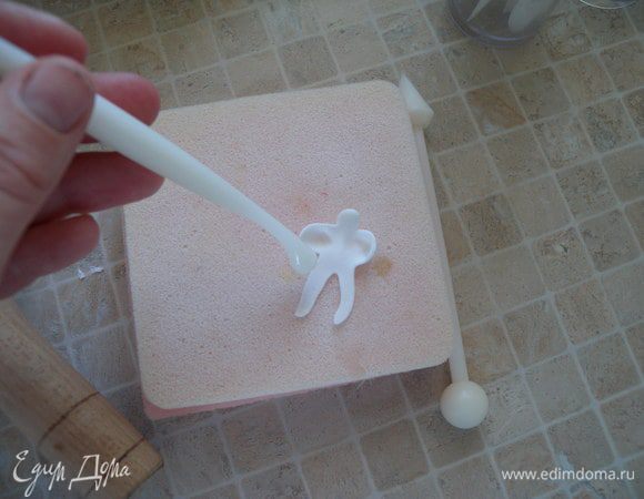 или так, если есть инструмент. Можно ручкой...