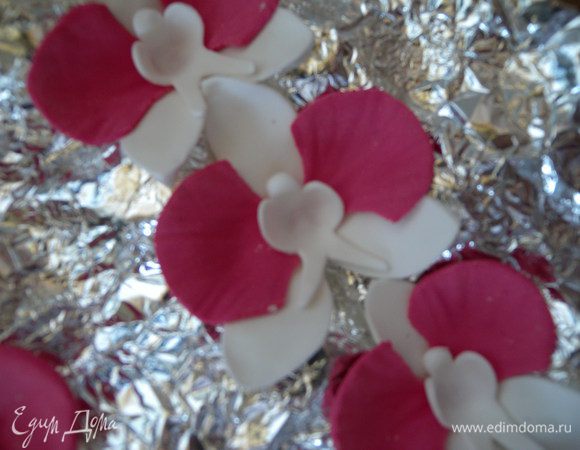 Теперь можно собрать цветочек. Я сушу на фольге (предварительно уложив ее на лоток от яиц, сделав ямочки, чтобы цветы не были плоскими). Ставим трехлистник. В центр каааапельку водички (кисточкой) потом 3 боковых бордовых, затем серединку. 