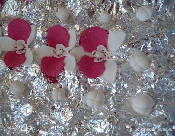 Делаем бутоны. Шарики разного размера, с продавленными бороздочка ножом. 