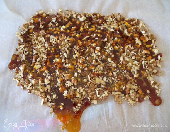 Постелить бумагу для выпечки. Высыпать орехи и вылить на них сверху карамель. ОООчень осторожно - горяче" . Поставить застывать. Когда остынет до комнатной темп - можно поставить в морозилку. 