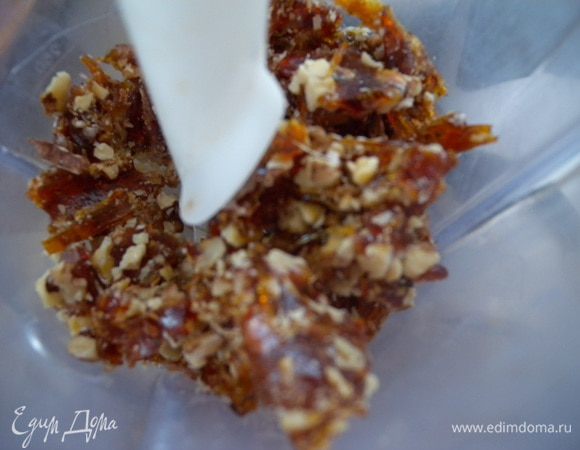 Смолоть все в блендере до крошки. 