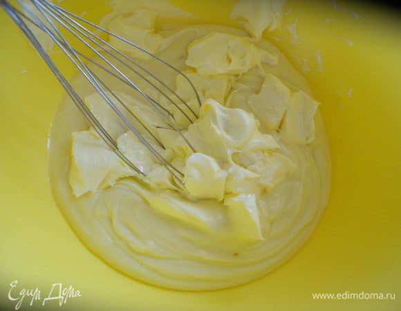 Помешивая венчиком ввести сметану буквально по одной ложечке. А то шоколад может застыть. Дать массе постоять около 20 минут.  Добавить размягченное масло и взбить в крем. Если вы будете делать с горьким  (черным) шоколадом - добавьте немного сахарной пудры по вкусу. Поставить крем в холодильник, но вледить. чтобы не сильно застыл. Чтобы был таким, нерасплывающимся. Время от времени - перемешивайте.  