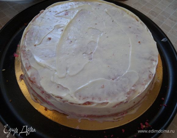 Немного крема. Обмазать верх и бока. Отправить в холодильник. 