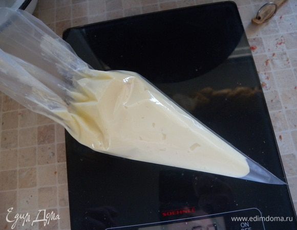 Часть крема поместить в корнетик (или файлик)