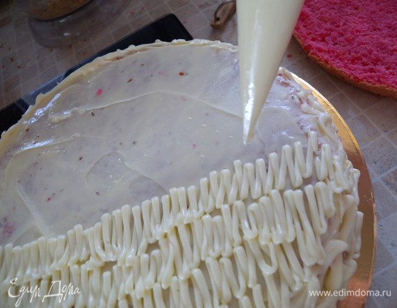 Сделать маленькую дырочку (или через фигурную насадку). Отсадить крем на торт. 