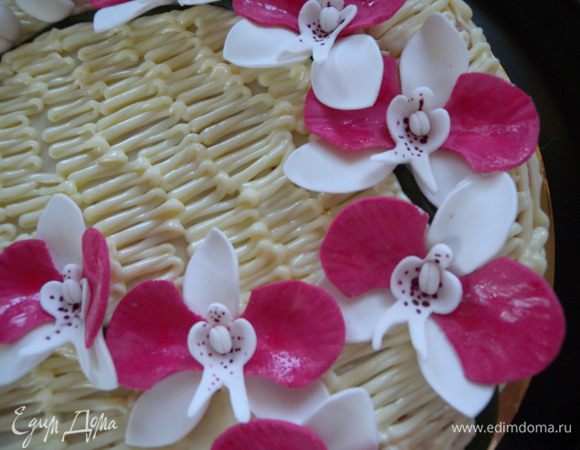 ...По цветочках перед подачей можно пройтись кисточкой смоченной в обычной воде (есть другие варианты)- для блеска...