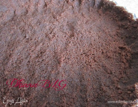 Поучившуюся массу выложить в форму, которую предварительно можно застелить пищевой пленкой или пергаментом.