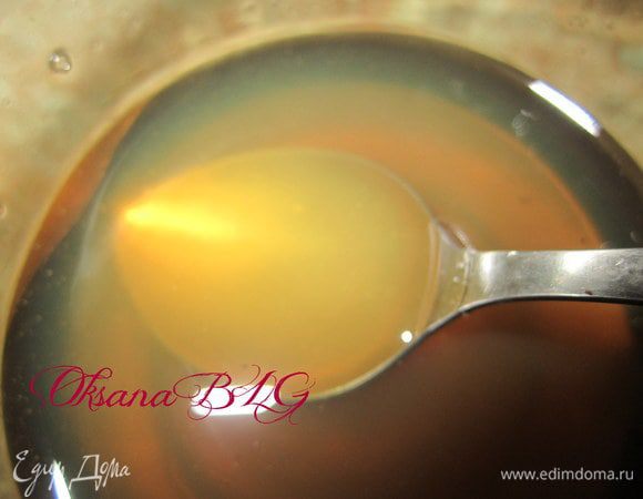 Желатин залить 50 мл. Горячей воды, перемешать чтобы разошлись все крупинки.