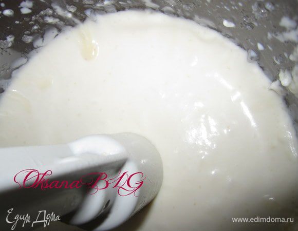 Сметану, творог, сахар взбить в блендере. Добавить желатин еще раз взбить.