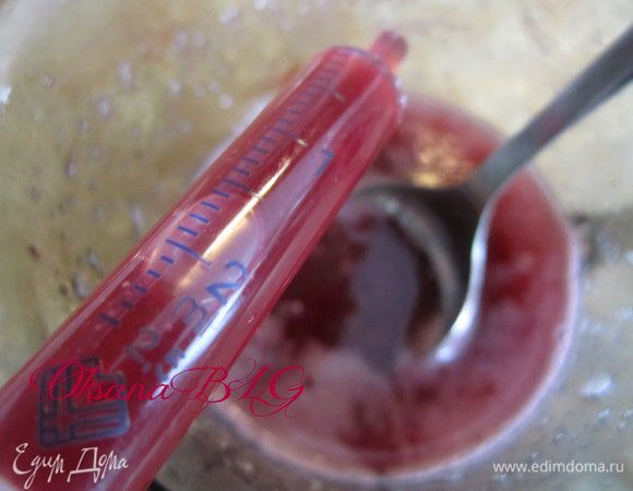 С помощью шприца на суфле нанести малиновый джем.