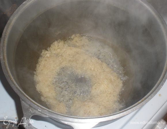 Рис промыть и дать воде полностью стечь. В большой сковороде или кастрюле (у меня казан) разогреть 1 ст ложку масла и слегка обжарить рис. 