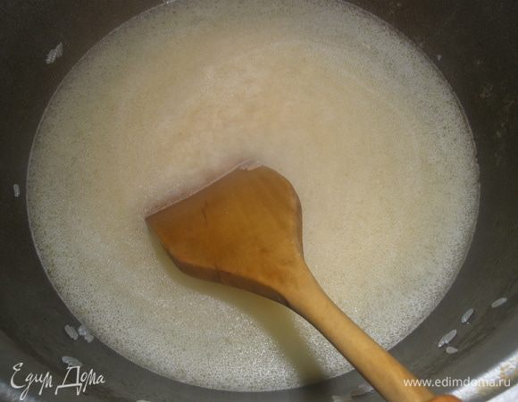 Залить рис куриным бульоном, посолить и довести до кипения, варить на рис не впитает всю воду. 