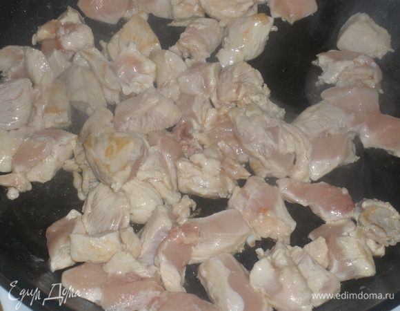 В отдельной сковороде обжарить  мелко нарезанное куриное филе, посолить, поперчить ,добавить мелко нарезанный лук. 