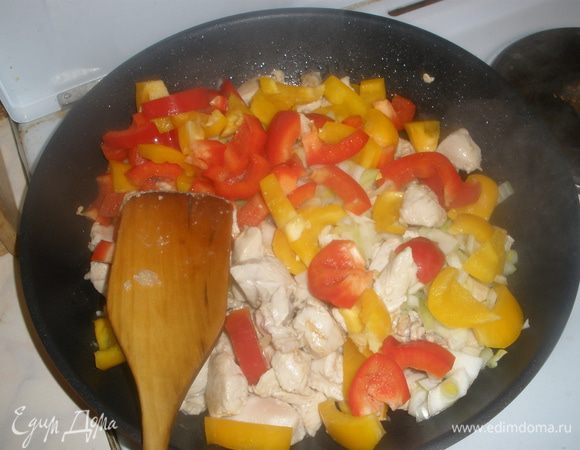 Добавить мелко нарезанный перчик и все пермешать. Жарить все вместе примерно 10 минут. 