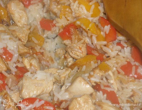 Смешать рис с мясом и овощами. 