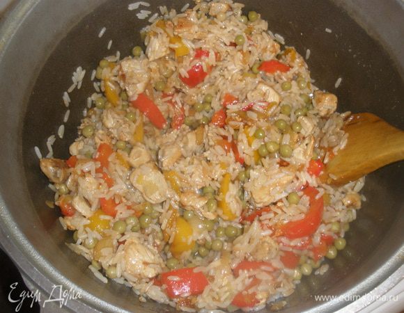 В конце добавить горошек и при необходимости посолить и приправить перцем. 