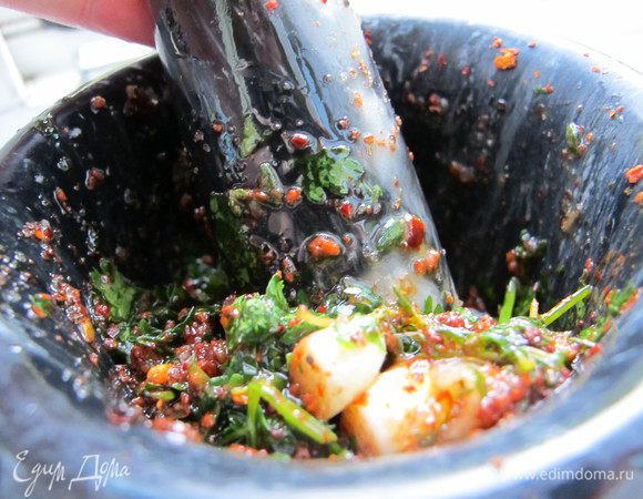 В ступке растираем 2 дольки чеснока, чили, чабрец, кинзу, перец, соль и паприку, добавляем оливковое масло.