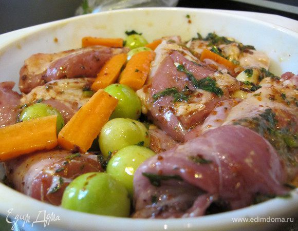 Кортофель тщательно промыть, но не чистить, слегка присолить. Морковку нарезать на брусочки. Добавить морковку и алычу к мясу, перемешать. 