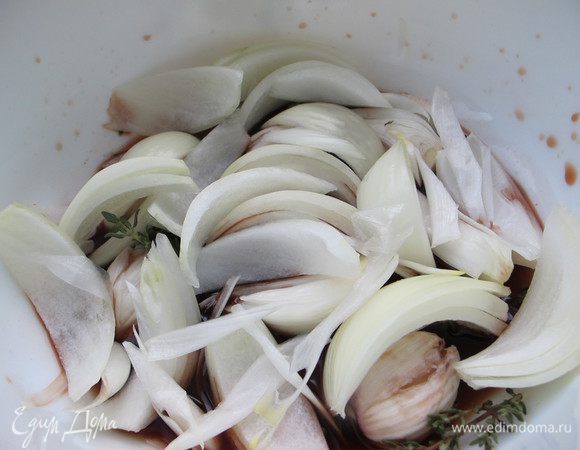 В глубокую форму для запекания/казанок/гусятницу и т.д. выливаем вино, лук нарезаем на 12 частей,чеснок не очищая от кожуры придавливаем ножом и вместе с луком и сахаром добавляем к вину.