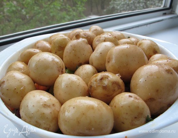 Далее сверху выкладываем мясо с морковкой и алычой, следующим слоем картошку. Сбрызгиваем оливковым маслом, заворачием в фольгу  и отправляем в духовку сначала на 1 час 220 гр, а потом еще 40-50 минут на 180 гр. Приятного аппетита!!!!