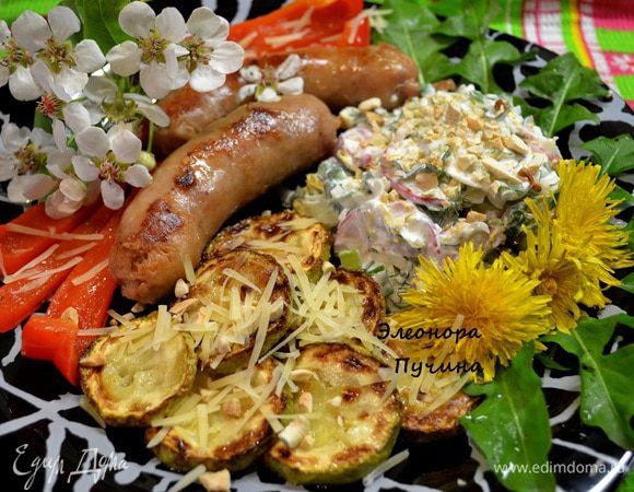 Салат подала:
Кабачки обжарить с 2х сторон,болг.перец,колбаски для жарки из свинины.Посыпать пармезаном.