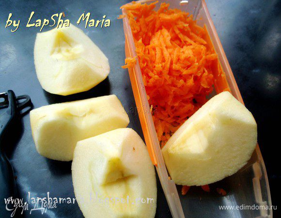 Морковку почистим и натрем на мелкой терке, яблоко нарежем на четвертинки, снимем кожицу и уберем семечки. Потомим на мелком огне минут 15-20, до мягкости в кастрюльке с добавлением пары столовых ложек воды. Можно сделать это на пару. Кстати, использовать можно абсолютно любые фрукты, как мне кажется. Тут подойдет и груша, и ревень, и персики, вобщем все что вам угодно и в любых пропорциях.