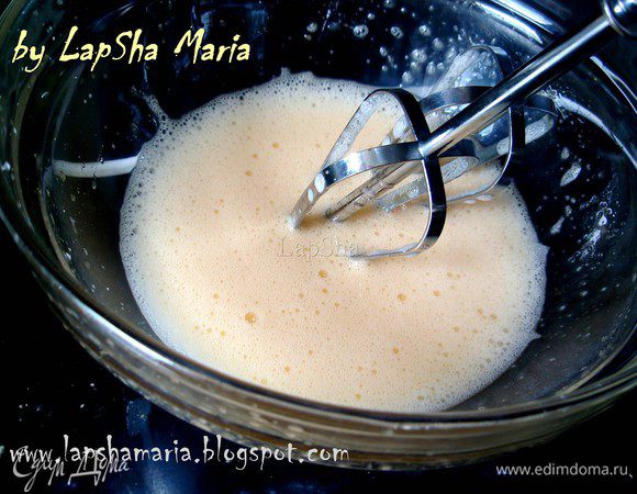 В миске взобьем сахар и яйцо до пышности и увеличение массы примерно в 3-4 раза.