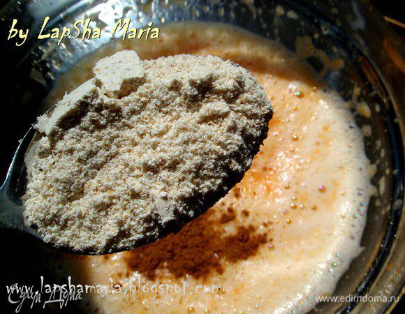 Добавим отруби, корицу, муку овсяную и кукурузную. Хорошенько перемешаем до однородности. Можно ещё раз взбить. 