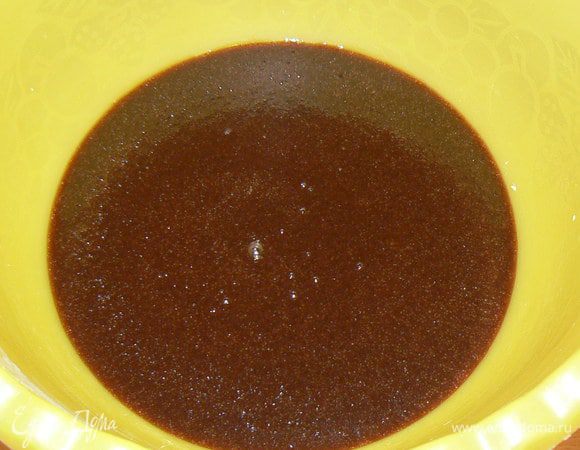 растопить масло,добавить какао,сахар,молоко.Все перемешать,вскипятить,остудить(несколько ложек этой массы отлить-для глазури)