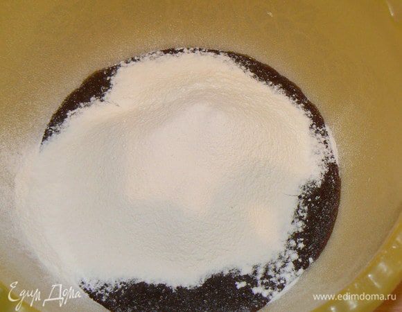 Добавить просеянную муку..