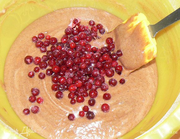 Перемешать,добавить ягоду.Выложить в формочки ,заполняя их на 2/3.