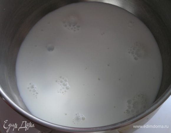 Приготовить ванильный мусс. Залить желатин водой и дайть ему набухнуть. Молоко довести до кипения, снять с огня, всыпать сахар, ванилин и перемешать.