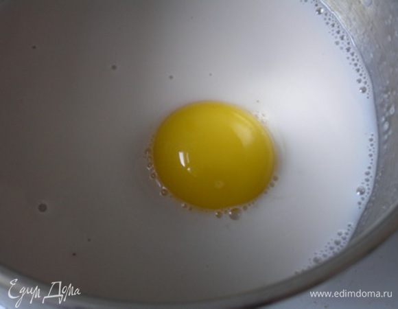 Затем добавить желток,