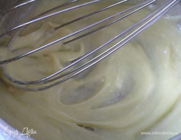 Добавить крахмал и поставить смесь на средний огонь. Варить до загустения. 