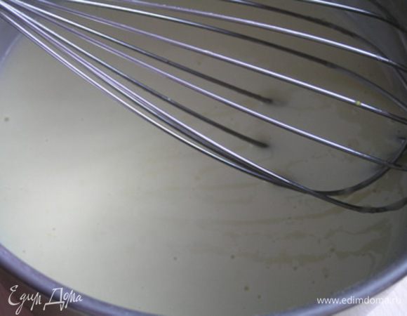 Снять с огня и растворить в креме желатин. Дать остыть до комнатной температуры. 