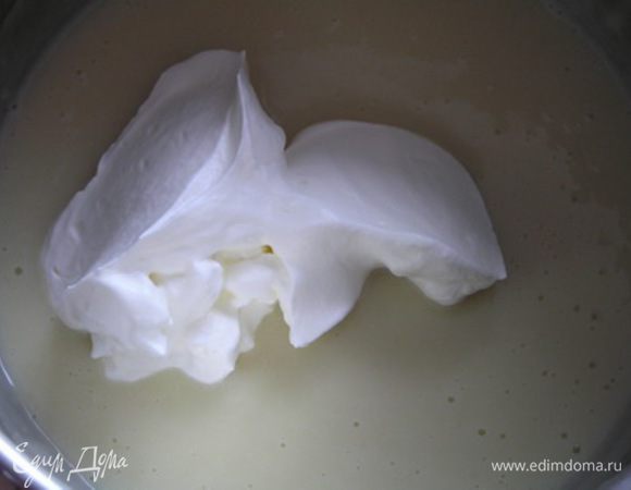 Взбить сливки до устойчивых форм пик и аккуратно примешать в крем.  