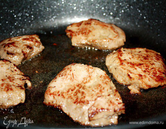 Через час мясо порциями быстро обжарить в сковороде на растительном масле на большом огне до золотистого цвета.Когда всё мясо будет обжарено,вернуть его в сковороду.