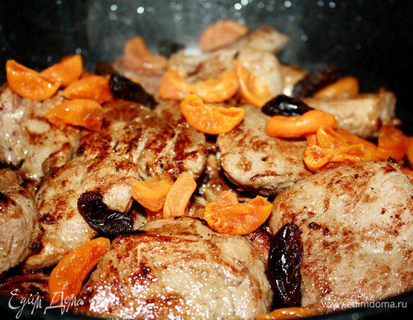 Курагу и чернослив(можно изменить количество,но лучше не менять пропорцию 2:1)разрезать на 2-3 части и добавить в сковороду к мясу.Влить горячую воду или бульон,остатки маринада и довести до кипения.Затем накрыть сковороду крышкой и тушить до готовности мяса(около получаса). 