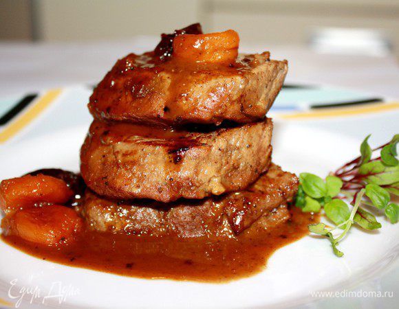 Не вынимая мяса увеличить огонь и немного загустить соус.На гарнир к мясу хорошо подать рис или отваренный картофель(девочкам вполне хватит зелёного салата).