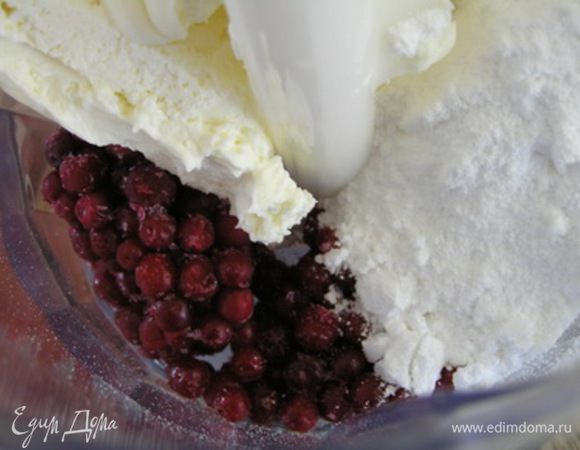 Приготовить брусничный мусс. Перебрать и промыть бруснику (у меня замороженная), выложить в чашу блендера, добавить сахарную пудру и маскарпоне. 