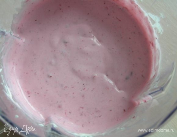 аккуратно перемешать до однородности. Мусс готов! ***Поскольку этот десерт делается в креманках и брусничный мусс сверху, то в него можно не добавлять желатин. Если же решите делать с чередованием слоев-муссов, то обязательно желатин добавьте, примерно 5-8 г.***