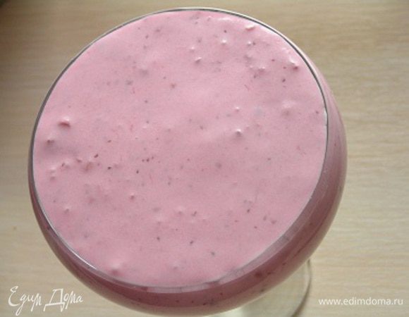 Достать креманки из холодильника, сверху выложить брусничный мусс, убрать в холодильник до подачи.