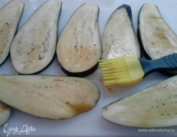 Смазать каждую пластинку соевым соусом с двух сторон