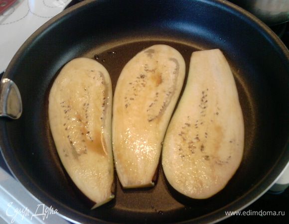 Слегка обжарить на растительном масле с двух сторон (баклажаны при этом очень хорошо впитывают масло, поэтому не переборщите с ним)